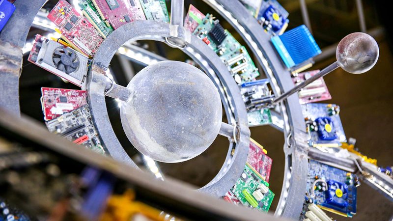 科技服务外包与内包：两种模式下的战略考量